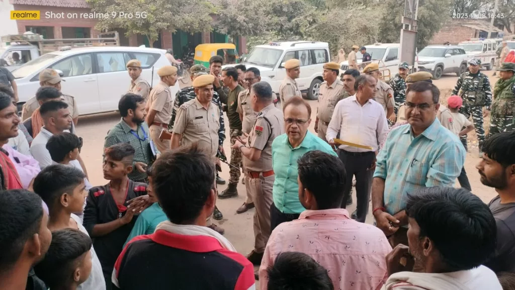 जिला कलेक्टर एवं पुलिस अधीक्षक द्वारा सैंपऊ कस्बे व कूंकरा-मांकरा में पहुंच कर किया पैदल फ्लैग मार्च | New India Times