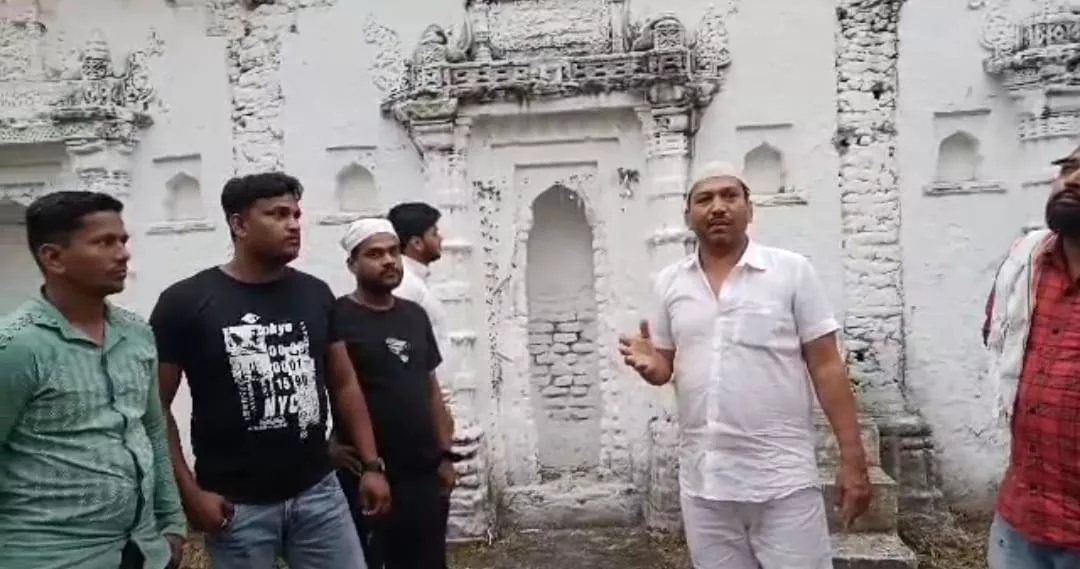 एमआईएम नेताओं के आरोप पर शेरा भैया व समर्थकों ने मस्जिद का अवलोकन करवा कर बताया कि मस्जिद में ताला ही नहीं है | New India Times