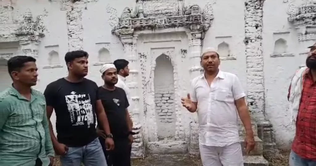 एमआईएम नेताओं के आरोप पर शेरा भैया व समर्थकों ने मस्जिद का अवलोकन करवा कर बताया कि मस्जिद में ताला ही नहीं है | New India Times