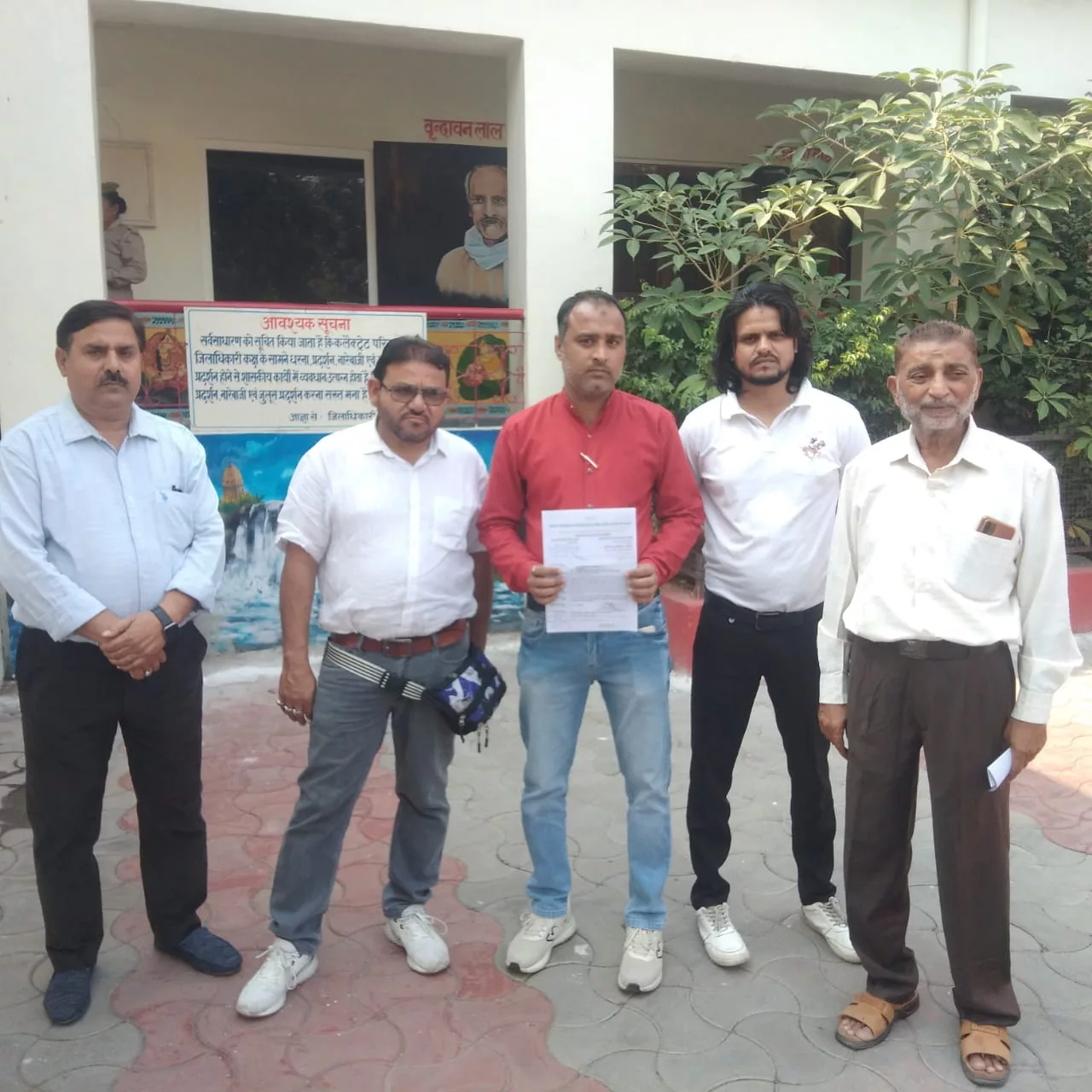 वक्फ का चार्ज न मिलने को लेकर फ़हीम जैदी एंव उनके समर्थकों ने जिलाधिकारी को सौंपा ज्ञापन | New India Times