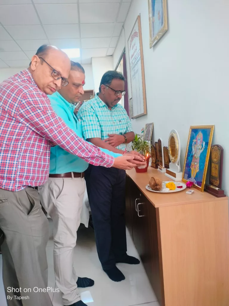 डीन ने आउट सोर्स कम्पनी को तुरन्त वेतन भुगतान के दिए निर्देश, खत्म हुई आउट सोर्स कर्मचारियों की हड़ताल | New India Times