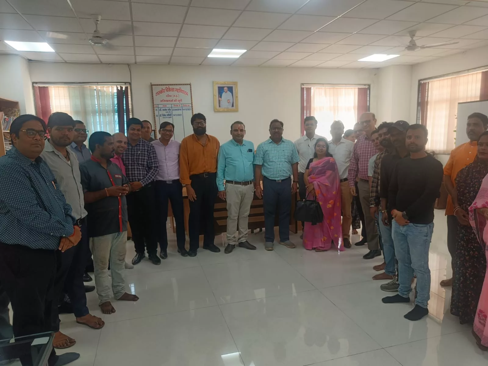 डीन ने आउट सोर्स कम्पनी को तुरन्त वेतन भुगतान के दिए निर्देश, खत्म हुई आउट सोर्स कर्मचारियों की हड़ताल | New India Times