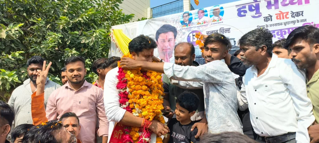 निर्दलीय प्रत्याशी हर्षवर्धन सिंह चौहान ने शनवारा, इंदिरा कॉलोनी आदि में किया जनसंपर्क, तिलक लगाकर महिलाओं ने की आरती | New India Times