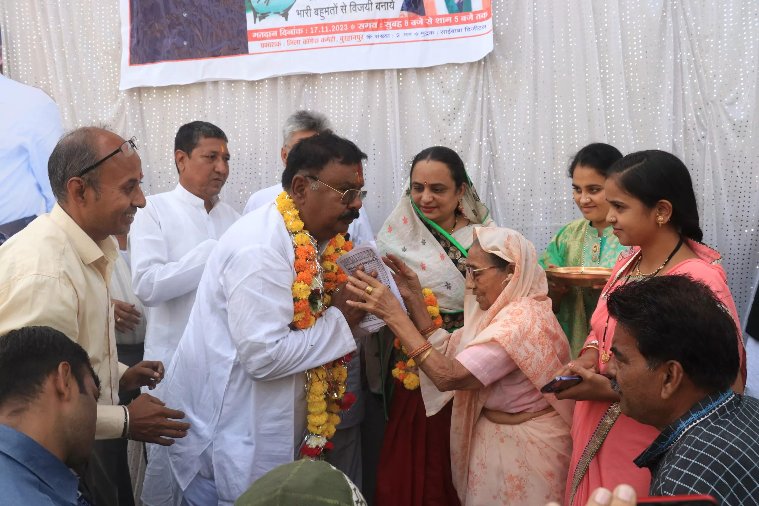 विधानसभा के तीन शहरी वार्ड और दो ग्रामीण क्षेत्रों में कांग्रेस प्रत्याशी ठाकुर सुरेंद्र सिंह उर्फ़ शेरा ने किया तूफ़ानी जनसंपर्क | New India Times