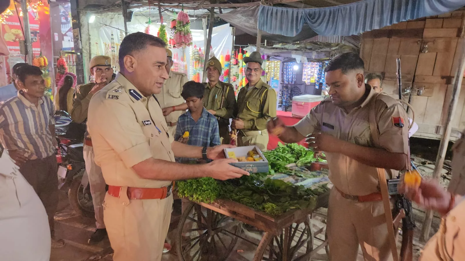 वरिष्ठ पुलिस अधीक्षक मनोज कुमार ने मौक़े पर पहुंच कर ड्यूटी कर रहे पुलिसकर्मियों मिठाई खिलाकर दीपावली की दी शुभकामनाएं | New India Times