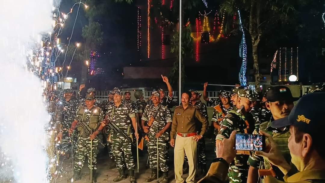 पश्चिम बंगाल से चुनाव ड्यूटी के लिए आए सीआरपीएफ जवानों के साथ फ्लैग मार्च के बाद भोपाल पुलिस ने मनाई दिवाली 1 पश्चिम बंगाल से चुनाव ड्यूटी के लिए आए सीआरपीएफ जवानों के साथ फ्लैग मार्च के बाद भोपाल पुलिस ने मनाई दिवाली | New India Times
