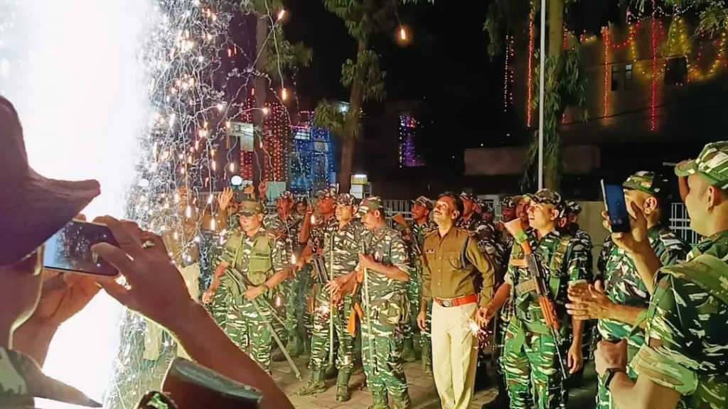 पश्चिम बंगाल से चुनाव ड्यूटी के लिए आए सीआरपीएफ जवानों के साथ फ्लैग मार्च के बाद भोपाल पुलिस ने मनाई दिवाली 2 पश्चिम बंगाल से चुनाव ड्यूटी के लिए आए सीआरपीएफ जवानों के साथ फ्लैग मार्च के बाद भोपाल पुलिस ने मनाई दिवाली | New India Times