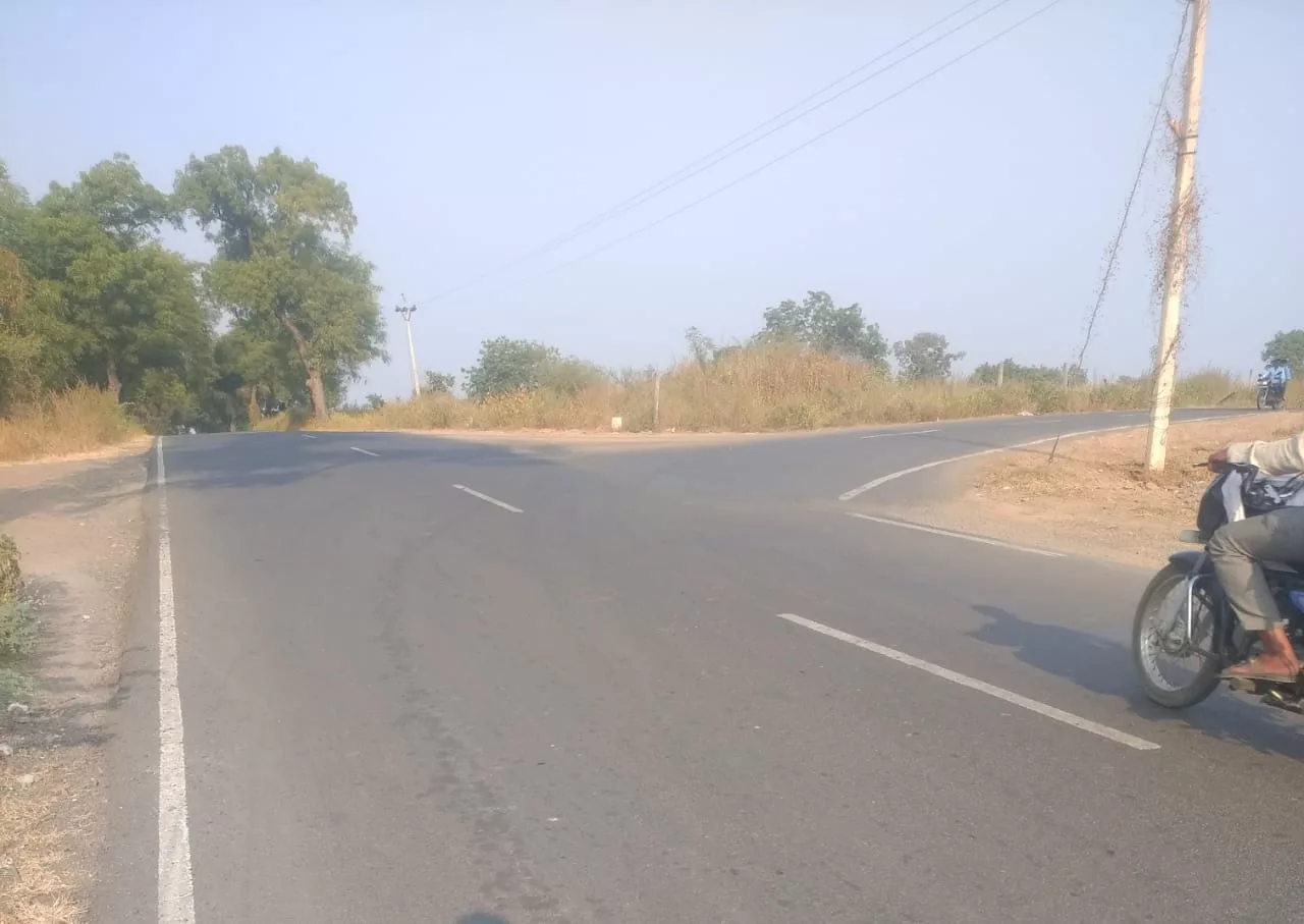 राजमार्ग पर बनाया गया रिंग रोड गायब, नाडगांव रेलवे क्रॉसिंग से वापस लौटते ट्रक चालकों की हो रही है फजीहत, क्या सिर्फ़ लेनदेन के लिए बचा है PWD | New India Times