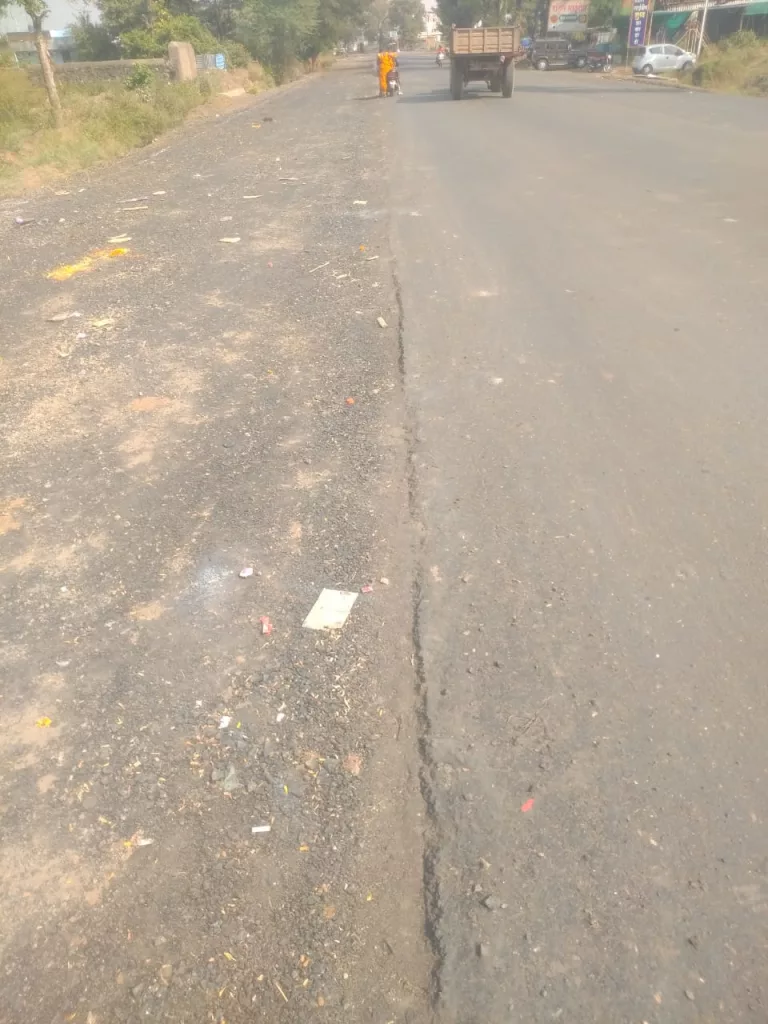 जर्जरता के चलते बायपास पर डकैती जैसी वारदातों का भय, राजमार्ग नंबर 19 के काम में सड़क के ऊपर चढ़ा दी सड़क | New India Times