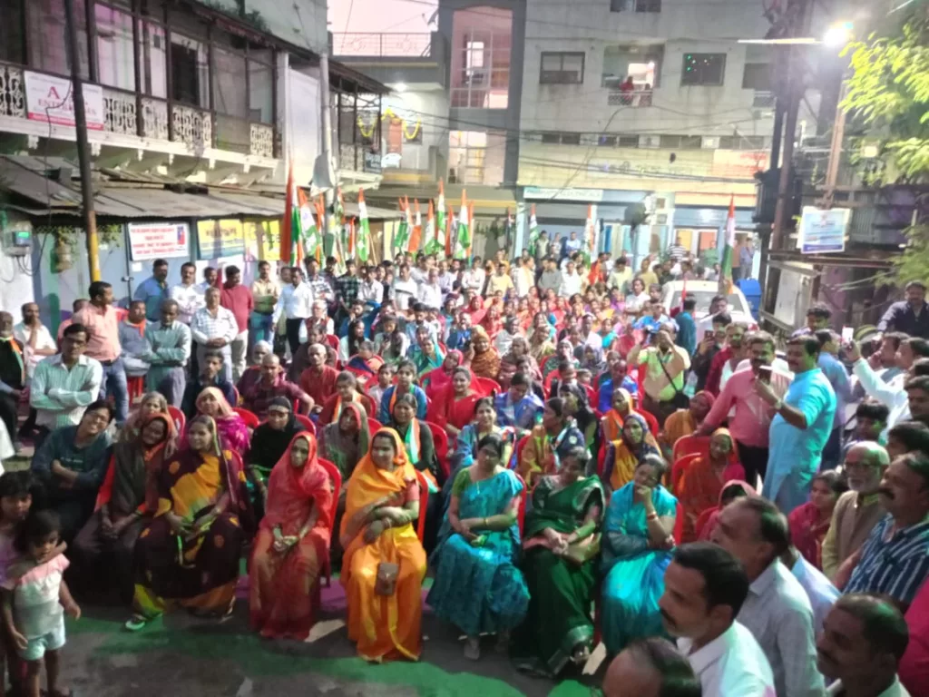 पैर में फ्रेक्चर होने के बाद भी अपने परिजनों के बीच पहुंचे विधायक श्री पाठक | New India Times