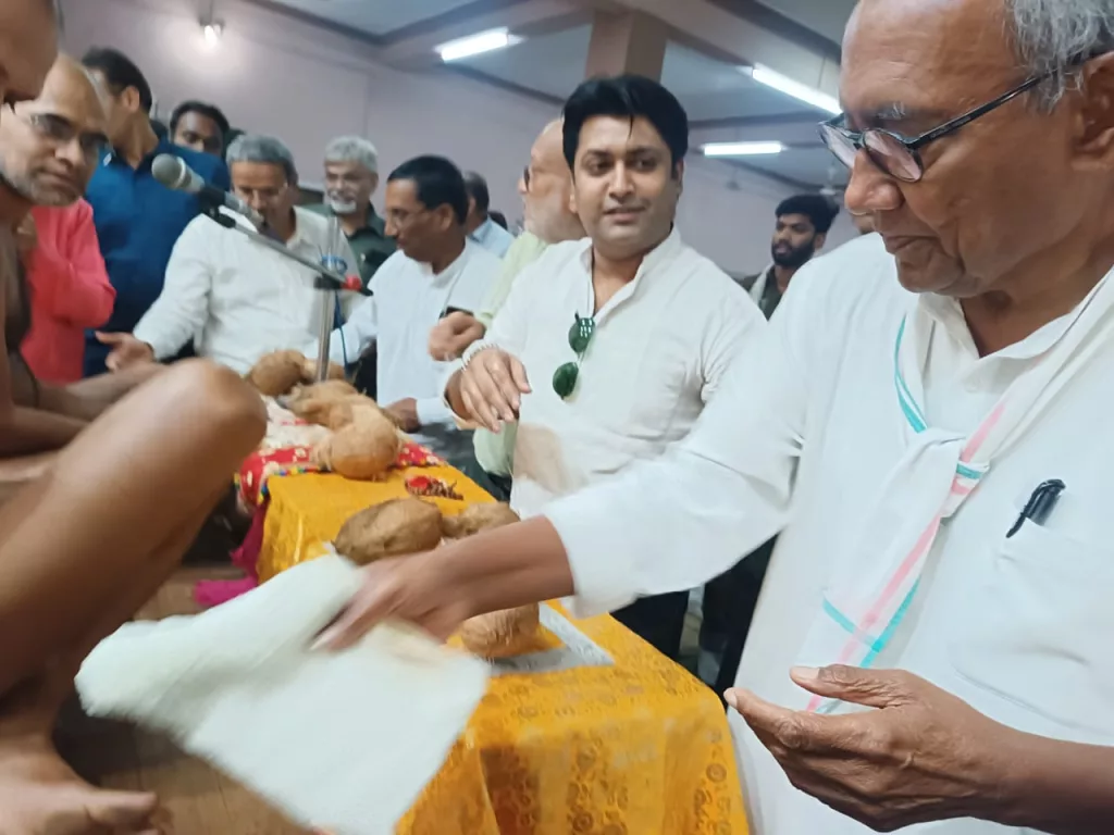 पूर्व मुख्यमंत्री श्री दिग्विजय सिंह ने गुना नगर में विराजमान पूज्य मुनि श्री आगम सागर जी महाराज पूज्य मुनि श्री पुनीत सागर जी महाराज के दर्शन कर लिया आशीर्वाद 2 पूर्व मुख्यमंत्री श्री दिग्विजय सिंह ने गुना नगर में विराजमान पूज्य मुनि श्री आगम सागर जी महाराज पूज्य मुनि श्री पुनीत सागर जी महाराज के दर्शन कर लिया आशीर्वाद | New India Times