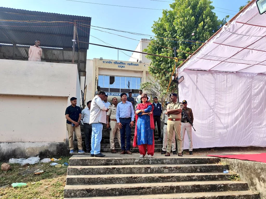 सामग्री वितरण के एक दिन पूर्व पॉलिटेक्निक कॉलेज झाबुआ में मतदान सामग्री वितरण के संबंध में की गई तैयारियों का किया गया निरीक्षण | New India Times