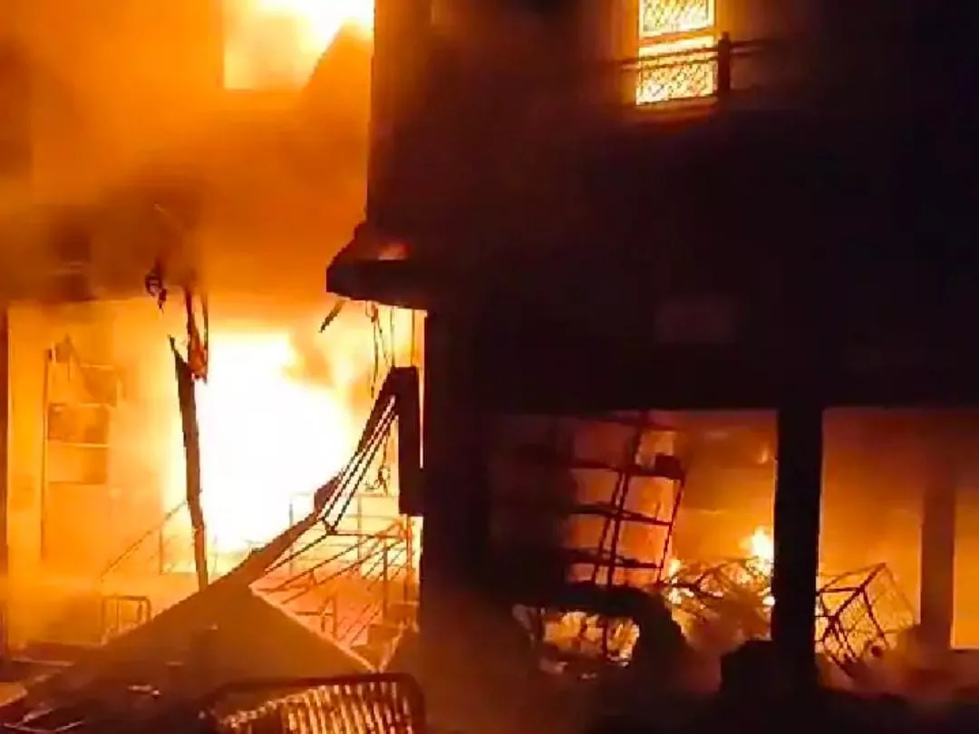 कपड़े की दो गोदामों में लगी भीषण आग | New India Times