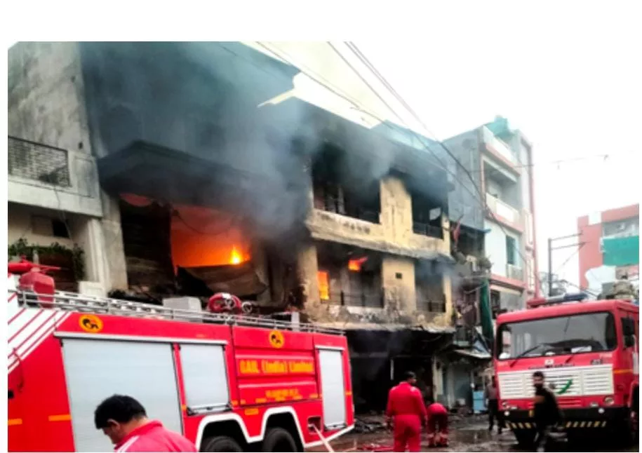 कपड़े की दो गोदामों में लगी भीषण आग | New India Times