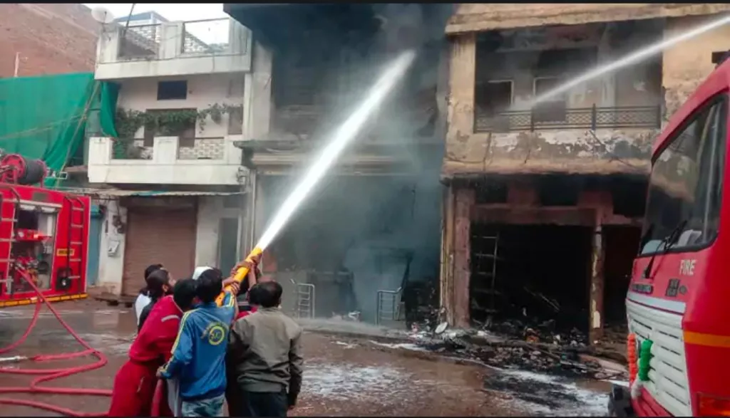 कपड़े की दो गोदामों में लगी भीषण आग | New India Times