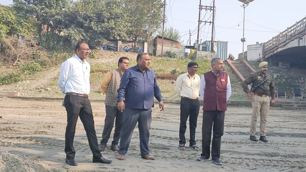 छठ पूजा पर्व की तैयारियों का नगर आयुक्त संतोष कुमार शर्मा ने किया निरीक्षण 2 छठ पूजा पर्व की तैयारियों का नगर आयुक्त संतोष कुमार शर्मा ने किया निरीक्षण | New India Times