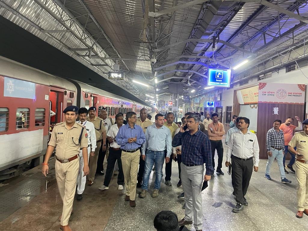 डीआरएम ने भोपाल स्टेशन का निरीक्षण कर यात्री सुरक्षा एवं सुविधाओं का लिया जायजा | New India Times