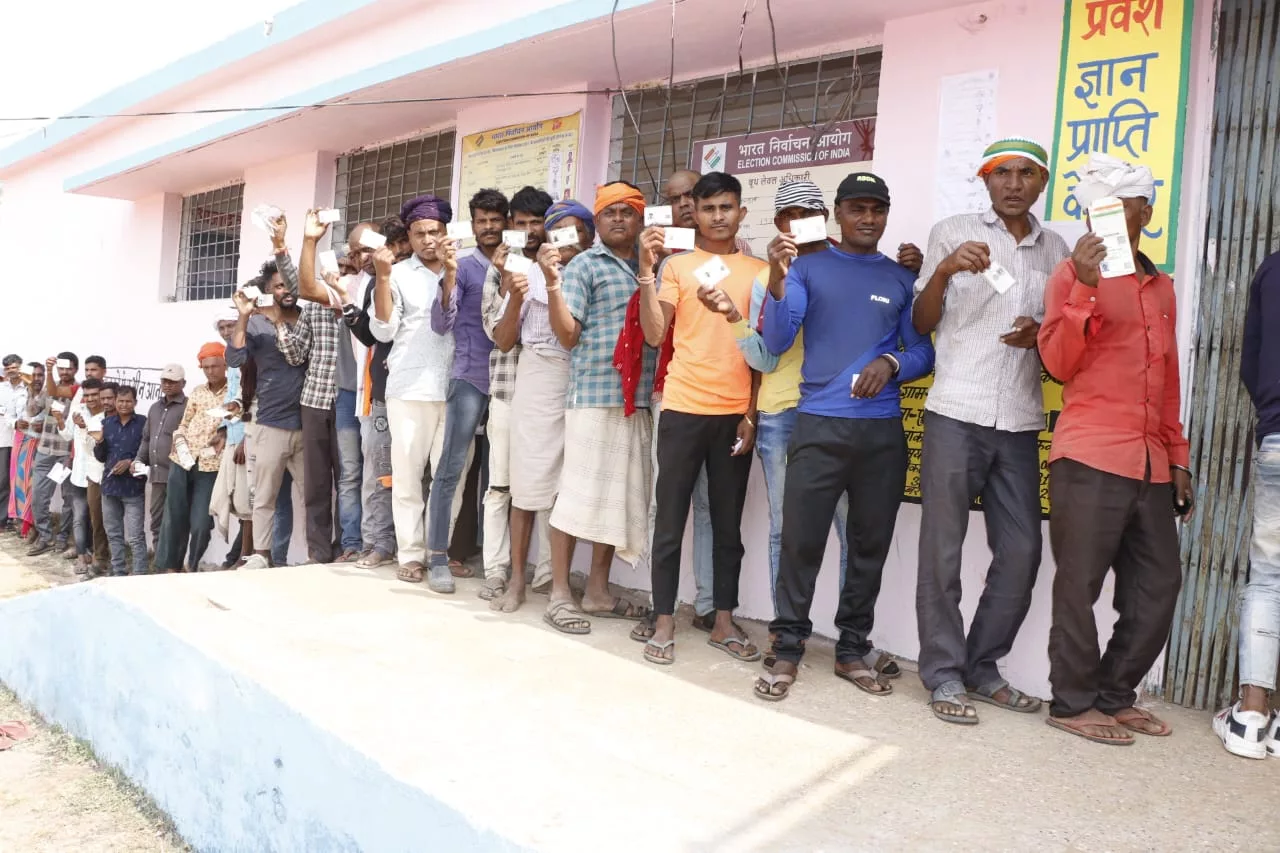 ग्रामीण क्षेत्रों में सुबह से देर शाम तक मतदान के लिए उत्साह रहा, दोपहर में खामोशी पसरी रही | New India Times