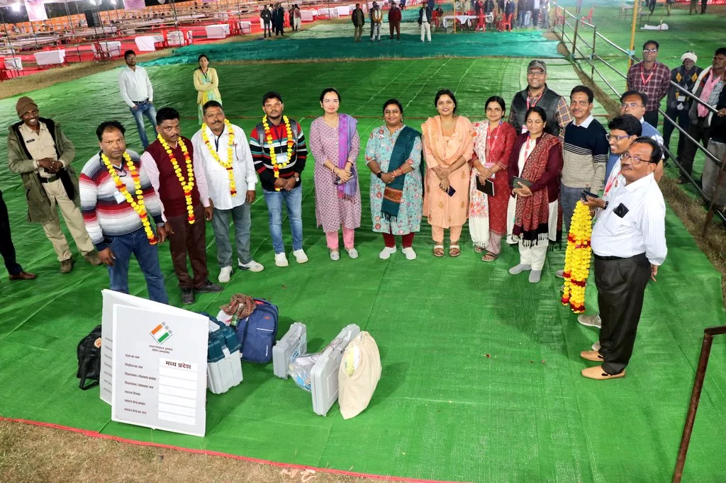 झरनिया के मतदान दल का सामग्री संग्रहण स्थल पर सबसे पहले पहुचने पर कलेक्टर एवं टीम ने किया ज़ोरदार स्वागत | New India Times