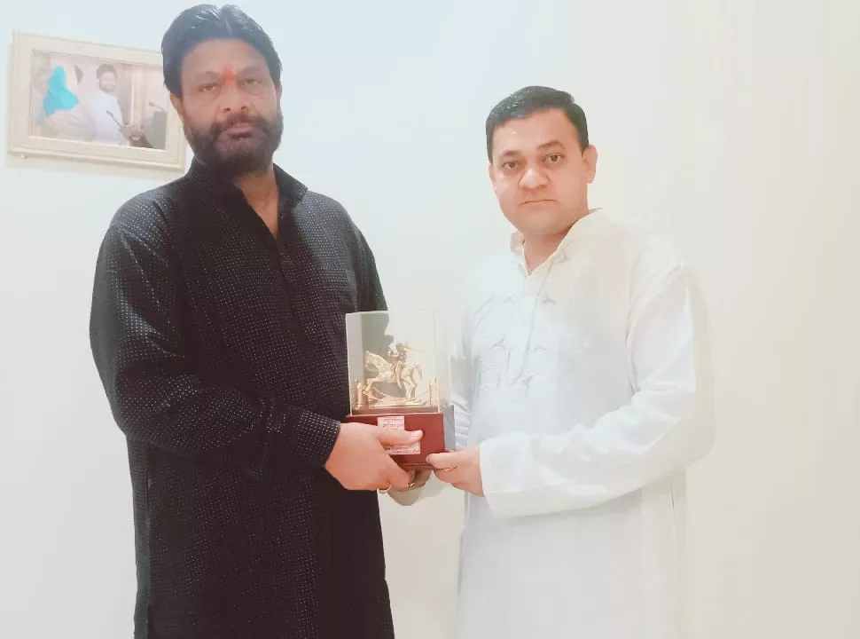 पूर्व मंत्री प्रदीप जैन ने हैदर अली को 49वीं बार रक्तदान करने पर किया सम्मानित | New India Times