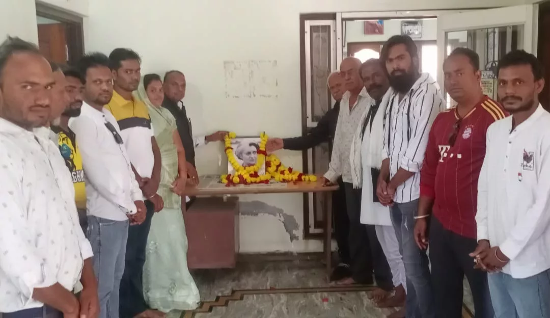 विधायक कार्यालय पर देश की प्रथम महिला प्रधानमंत्री इंदिरा गांधी की मनाई गई जन्म जयंती | New India Times