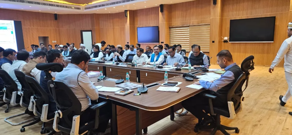 मण्डलायुक्त की अध्यक्षता में कर करेत्तर राजस्व वसूली, विकास कार्यों की समीक्षा बैठक संपन्न | New India Times