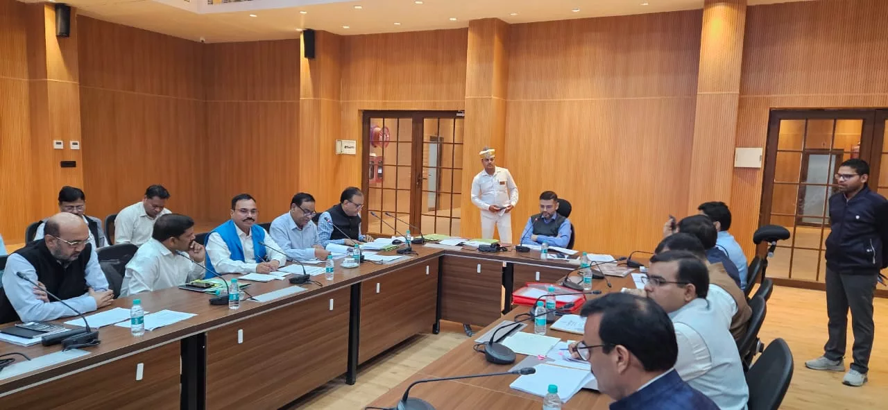 मण्डलायुक्त की अध्यक्षता में कर करेत्तर राजस्व वसूली, विकास कार्यों की समीक्षा बैठक संपन्न | New India Times