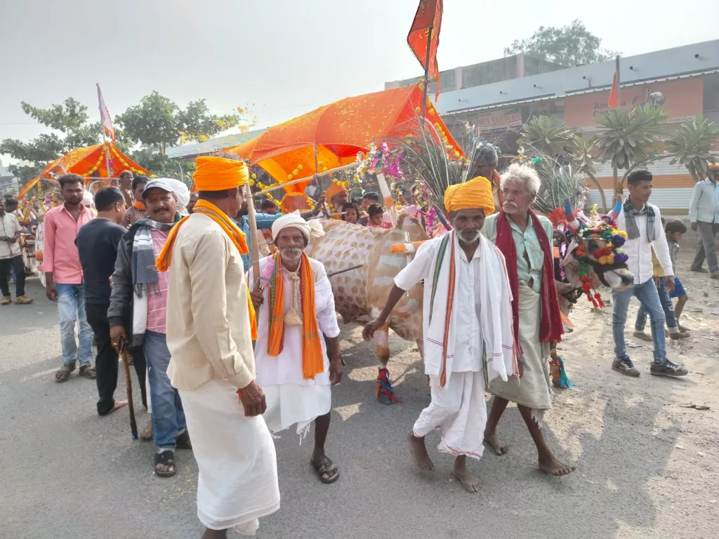भगत समाज ने अलग अंदाज में बैलगाड़ी में बैठाकर निकाली शिव परिवार की शोभायात्रा | New India Times