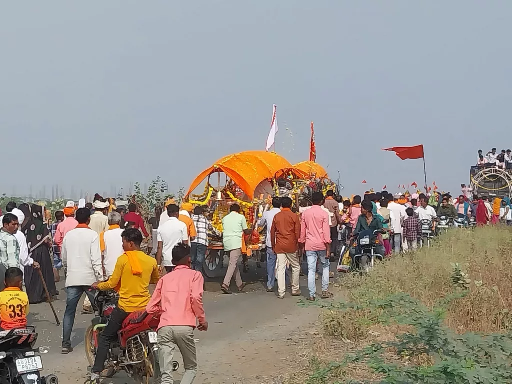 भगत समाज ने अलग अंदाज में बैलगाड़ी में बैठाकर निकाली शिव परिवार की शोभायात्रा | New India Times