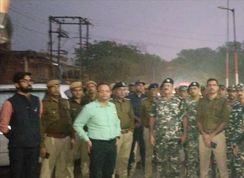 जिला कलेक्टर एवं पुलिस अधीक्षक ने पैरामिलिट्री फोर्स की कंपनियों के साथ बाडी कस्बा में किया पैदल फ्लैग मार्च | New India Times