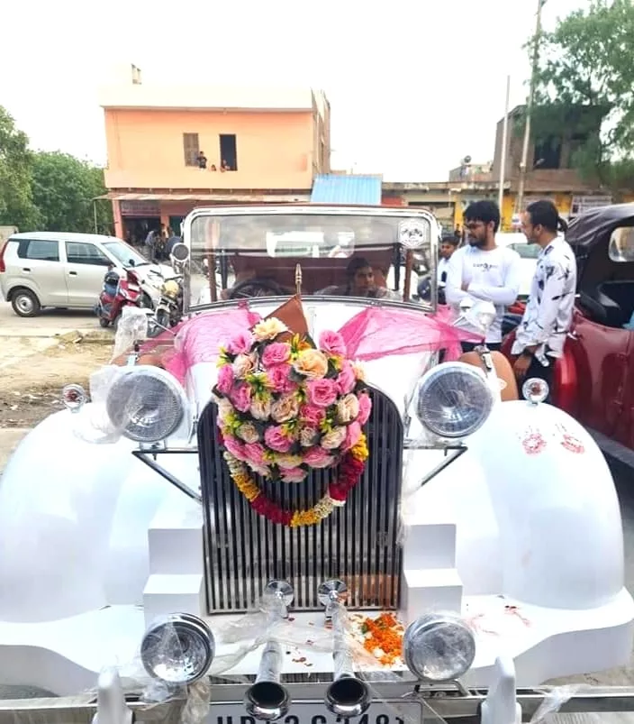 घोड़े की जगह ली विंटेज कारों ने | New India Times