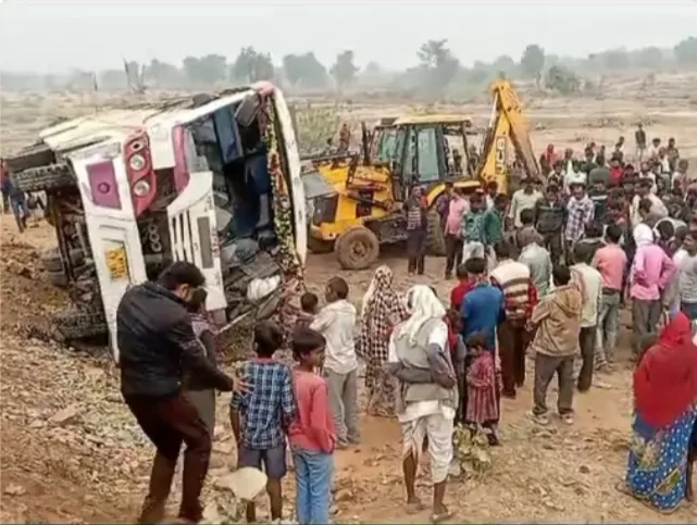 दमोह में देर रात एक ट्रैक्टर-ट्रॉली पलटने से दो लोगों की <br>हुई मौत | New India Times