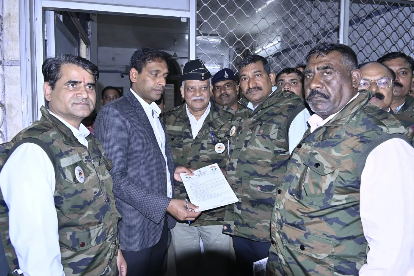 रेत माफिया द्वारा पटवारी की निर्मम हत्या, मप्र कांग्रेस भूतपूर्व सैनिक विभाग ने कलेक्टर को ज्ञापन सौंपकर परिजनों को न्याय और दोषियों को सजा दिलाने की मांग की | New India Times