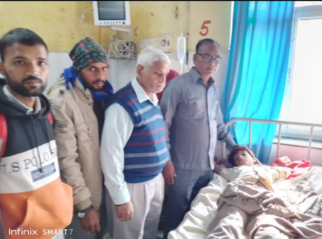 जिला अस्पताल में आजाद समाज पार्टी के कन्हैया लाल माथुर एवं मुकेश व्यास पहुंचे पीड़ित से मिलने | New India Times