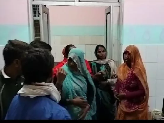 झांसी जनपद के गुरसरांय सामुदायिक स्वास्थ्य केंद्र में डॉक्टर की मुर्गा एंव दारू पार्टी के बीच मरीज को दख़ल देना पड़ा भारी, मरीज़ पक्ष ने लगाए डाक्टरों एवं जूनियर स्वास्थ स्टाफ पर मारपीट के आरोप, वही महिलाओं के साथ अभद्रता भी की गई, मौके पर पहुंची गुरसराए पुलिस तो दे डाली वर्दी उतरवाने की धमकी | New India Times