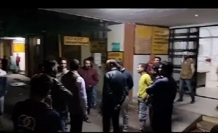 झांसी जनपद के गुरसरांय सामुदायिक स्वास्थ्य केंद्र में डॉक्टर की मुर्गा एंव दारू पार्टी के बीच मरीज को दख़ल देना पड़ा भारी, मरीज़ पक्ष ने लगाए डाक्टरों एवं जूनियर स्वास्थ स्टाफ पर मारपीट के आरोप, वही महिलाओं के साथ अभद्रता भी की गई, मौके पर पहुंची गुरसराए पुलिस तो दे डाली वर्दी उतरवाने की धमकी | New India Times