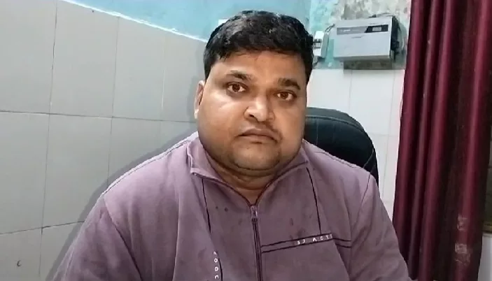 झांसी जनपद के गुरसरांय सामुदायिक स्वास्थ्य केंद्र में डॉक्टर की मुर्गा एंव दारू पार्टी के बीच मरीज को दख़ल देना पड़ा भारी, मरीज़ पक्ष ने लगाए डाक्टरों एवं जूनियर स्वास्थ स्टाफ पर मारपीट के आरोप, वही महिलाओं के साथ अभद्रता भी की गई, मौके पर पहुंची गुरसराए पुलिस तो दे डाली वर्दी उतरवाने की धमकी | New India Times