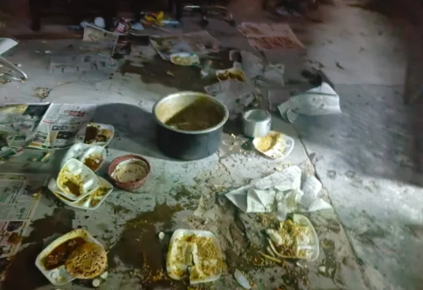 झांसी जनपद के गुरसरांय सामुदायिक स्वास्थ्य केंद्र में डॉक्टर की मुर्गा एंव दारू पार्टी के बीच मरीज को दख़ल देना पड़ा भारी, मरीज़ पक्ष ने लगाए डाक्टरों एवं जूनियर स्वास्थ स्टाफ पर मारपीट के आरोप, वही महिलाओं के साथ अभद्रता भी की गई, मौके पर पहुंची गुरसराए पुलिस तो दे डाली वर्दी उतरवाने की धमकी | New India Times