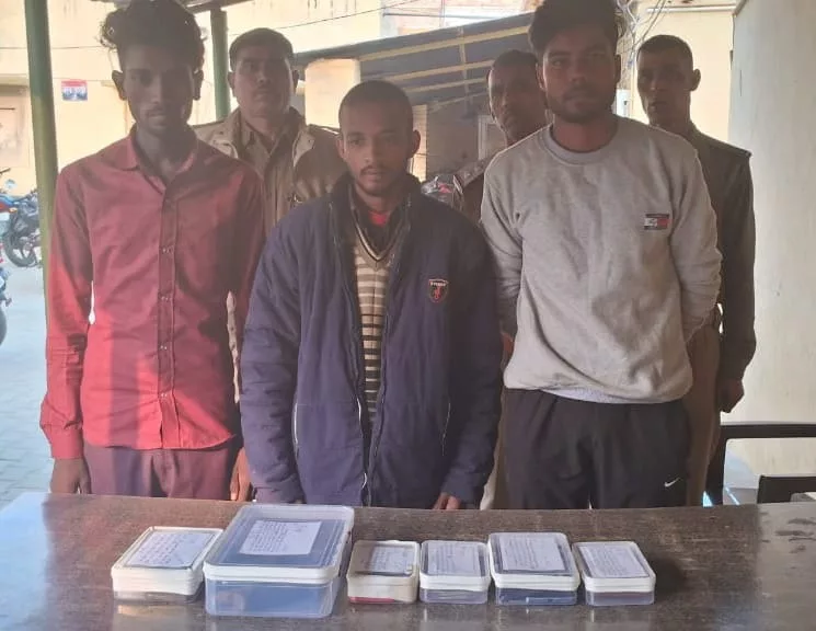 मोटरसाइकिल से मोबाईल लूटने वाले तीन युवक गिरफ्तार | New India Times