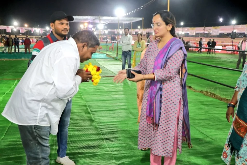 झरनिया के मतदान दल का सामग्री संग्रहण स्थल पर सबसे पहले पहुचने पर कलेक्टर एवं टीम ने किया ज़ोरदार स्वागत | New India Times