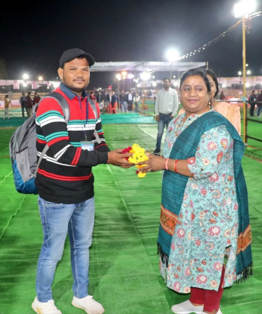 झरनिया के मतदान दल का सामग्री संग्रहण स्थल पर सबसे पहले पहुचने पर कलेक्टर एवं टीम ने किया ज़ोरदार स्वागत | New India Times