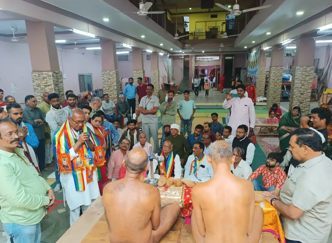 पूर्व मुख्यमंत्री श्री दिग्विजय सिंह ने गुना नगर में विराजमान पूज्य मुनि श्री आगम सागर जी महाराज पूज्य मुनि श्री पुनीत सागर जी महाराज के दर्शन कर लिया आशीर्वाद | New India Times