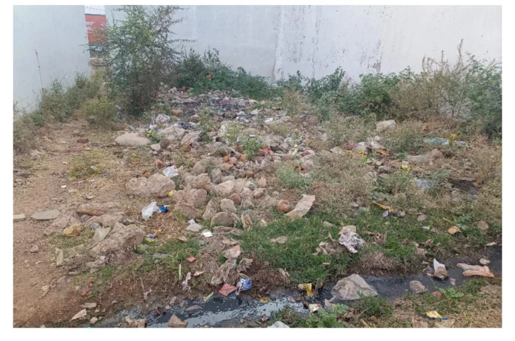 बीच सड़कों पर नालियों का गंदा पानी भरने की वजह से कॉलोनी वासी हो रहे हैं <br>परेशान 2 बीच सड़कों पर नालियों का गंदा पानी भरने की वजह से कॉलोनी वासी हो रहे हैं <br>परेशान | New India Times