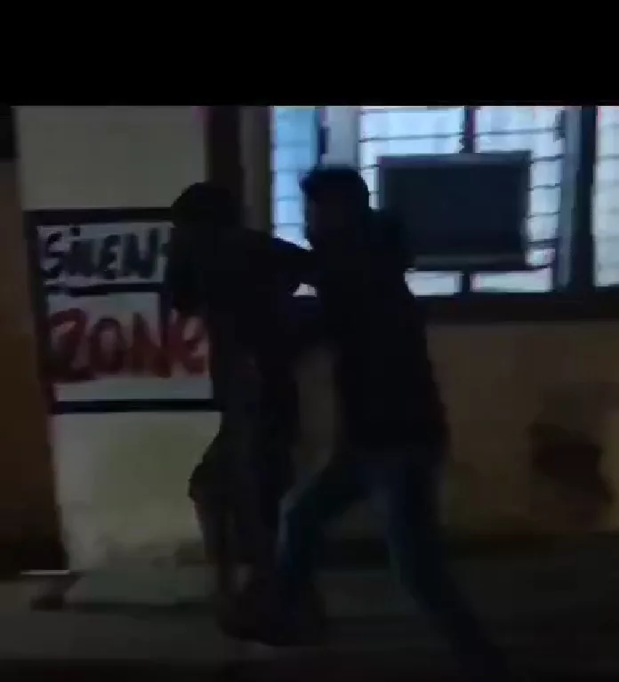 झांसी जनपद के गुरसरांय सामुदायिक स्वास्थ्य केंद्र में डॉक्टर की मुर्गा एंव दारू पार्टी के बीच मरीज को दख़ल देना पड़ा भारी, मरीज़ पक्ष ने लगाए डाक्टरों एवं जूनियर स्वास्थ स्टाफ पर मारपीट के आरोप, वही महिलाओं के साथ अभद्रता भी की गई, मौके पर पहुंची गुरसराए पुलिस तो दे डाली वर्दी उतरवाने की धमकी | New India Times