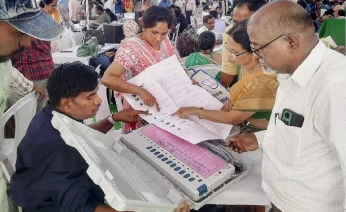 भाजपा के खिलाफ़ जा सकता है जनादेश, नतीजों का प्रभाव कम करने के लिए महाराष्ट्र में सब कुछ मैनेज करने में लगा यंत्र-तंत्र-मंत्र | New India Times