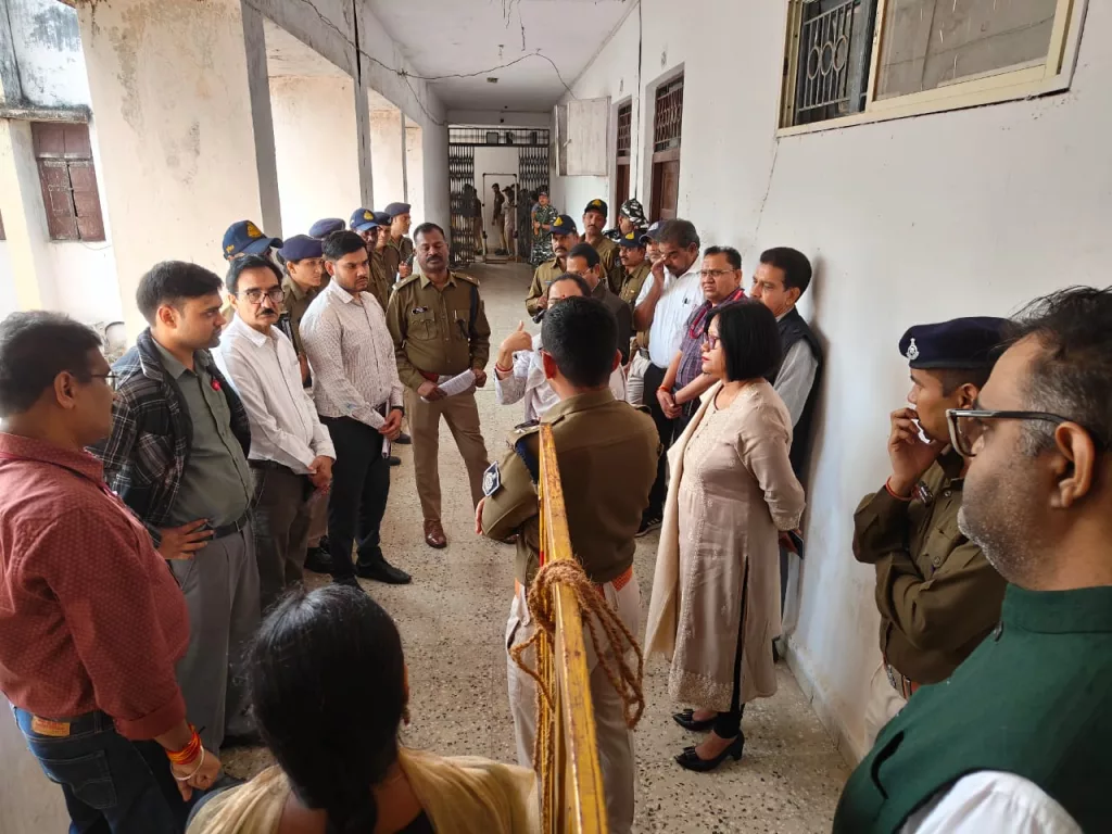 मतगणना प्रेक्षकों, जिला निर्वाचन अधिकारी एवं पुलिस अधीक्षक द्वारा मतगणना के लिए की गई व्यस्थाओं का किया अवलोकन | New India Times