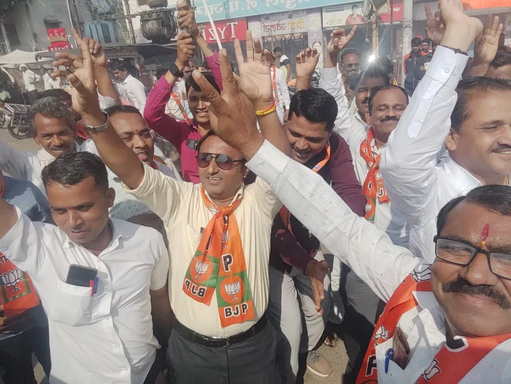 तीन राज्यों में बनेगी भाजपा की सरकार, जामनेर में मनाया गया जीत का जश्न " मोदी की गारंटी " का लोहा मानने वाले मंत्री 2024 का लोकसभा चुनाव लड़ेंगे ? | New India Times