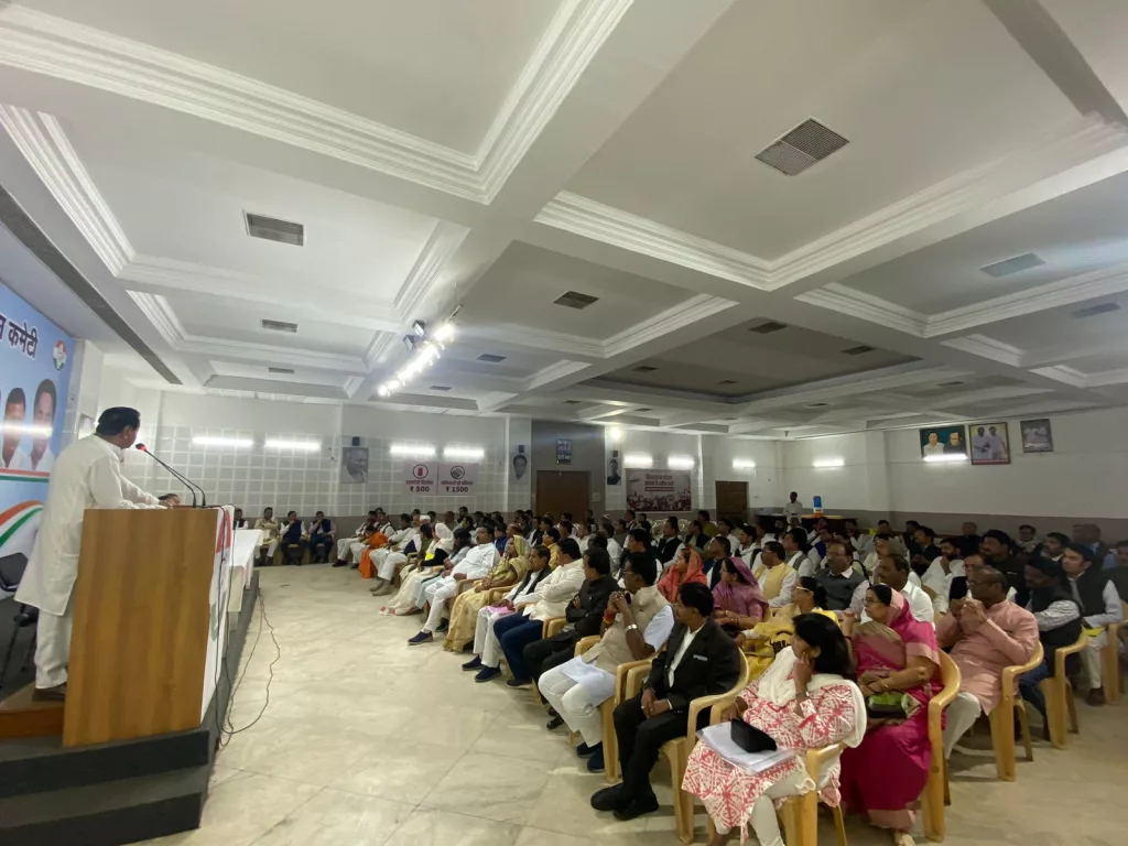 कांग्रेस के विधानसभा प्रत्याशियों की समीक्षा बैठक संपन्न, बैठक में ईवीएम मशीन पर उठे सवाल 3 कांग्रेस के विधानसभा प्रत्याशियों की समीक्षा बैठक संपन्न, बैठक में ईवीएम मशीन पर उठे सवाल | New India Times