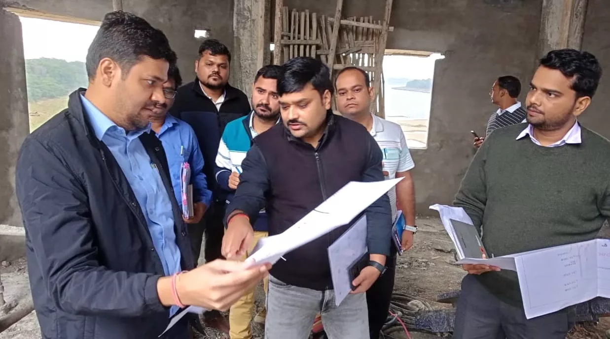 डीएम ने किया बरथरी ग्राम समूह पेयजल परियोजना का निरीक्षण, निर्माण गति धीमी पाए जाने पर हुए ख़फ़ा | New India Times