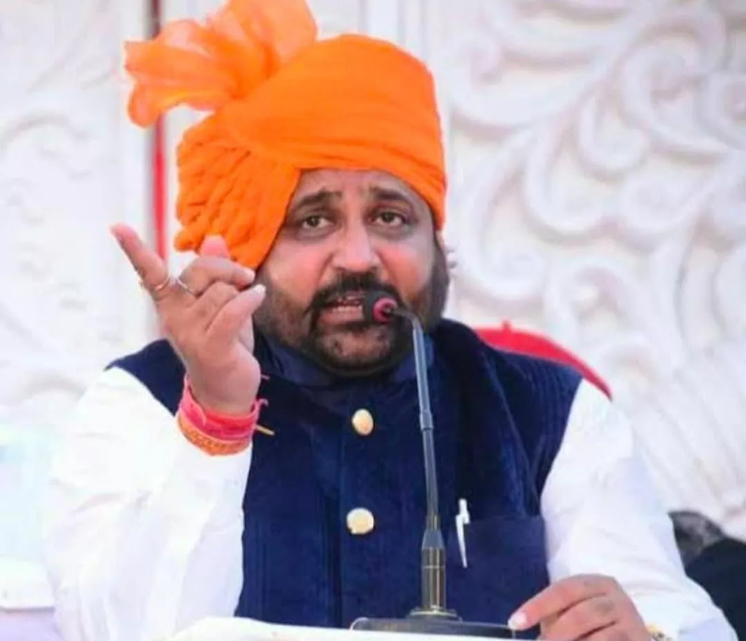 राजपूत करणी सेना के राष्ट्रीय अध्यक्ष सुखदेव सिंह गोगामेड़ी की हमलावरों ने घर में घुसकर की हत्या | New India Times